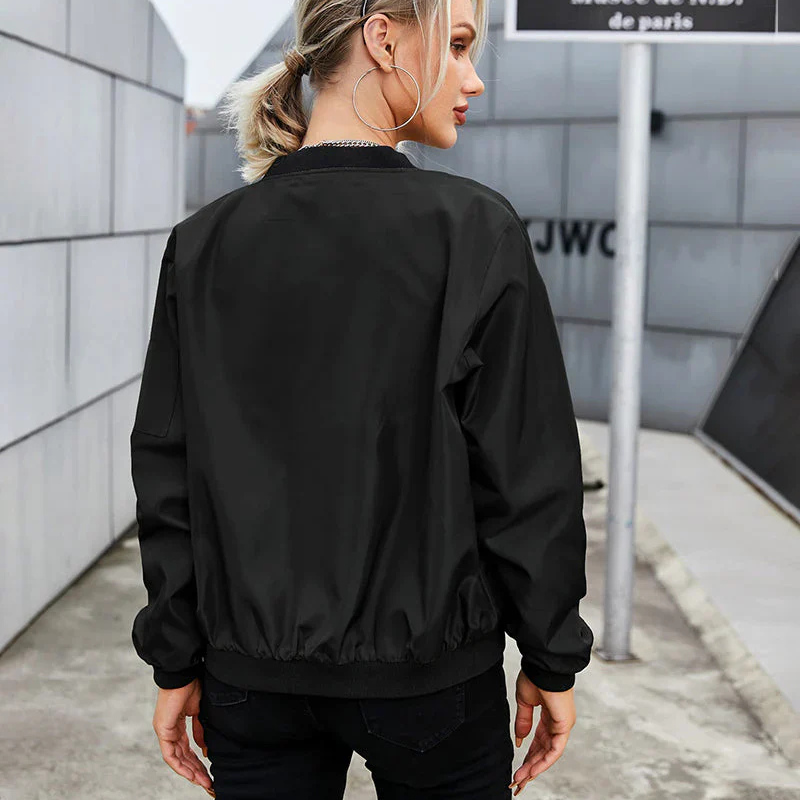 Stilvolle Damen Bomberjacke, figurbetont geschnitten, mit praktischem Reißverschluss. Perfekt als Freizeit-Übergangsjacke.