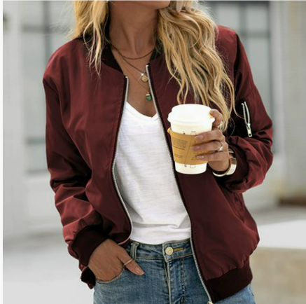 Moderne Damen Übergangsjacke mit Reißverschluss, figurbetont und langärmlig. Eine elegante Bomberjacke für Damen.