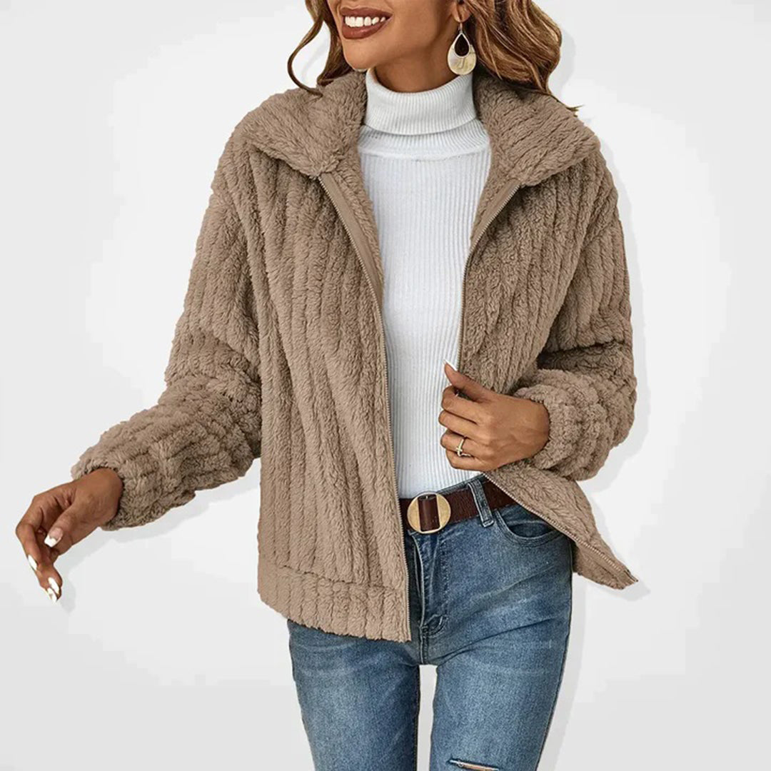 Kuschelige Damenjacke mit flauschiger Textur, sehr bequem und stilvoll. Perfekt für Herbst & Winter.