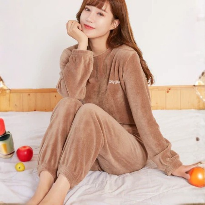 Stilvolles Damen Loungewear Set aus Fleece, bequeme Freizeitkleidung als Zweiteiler.