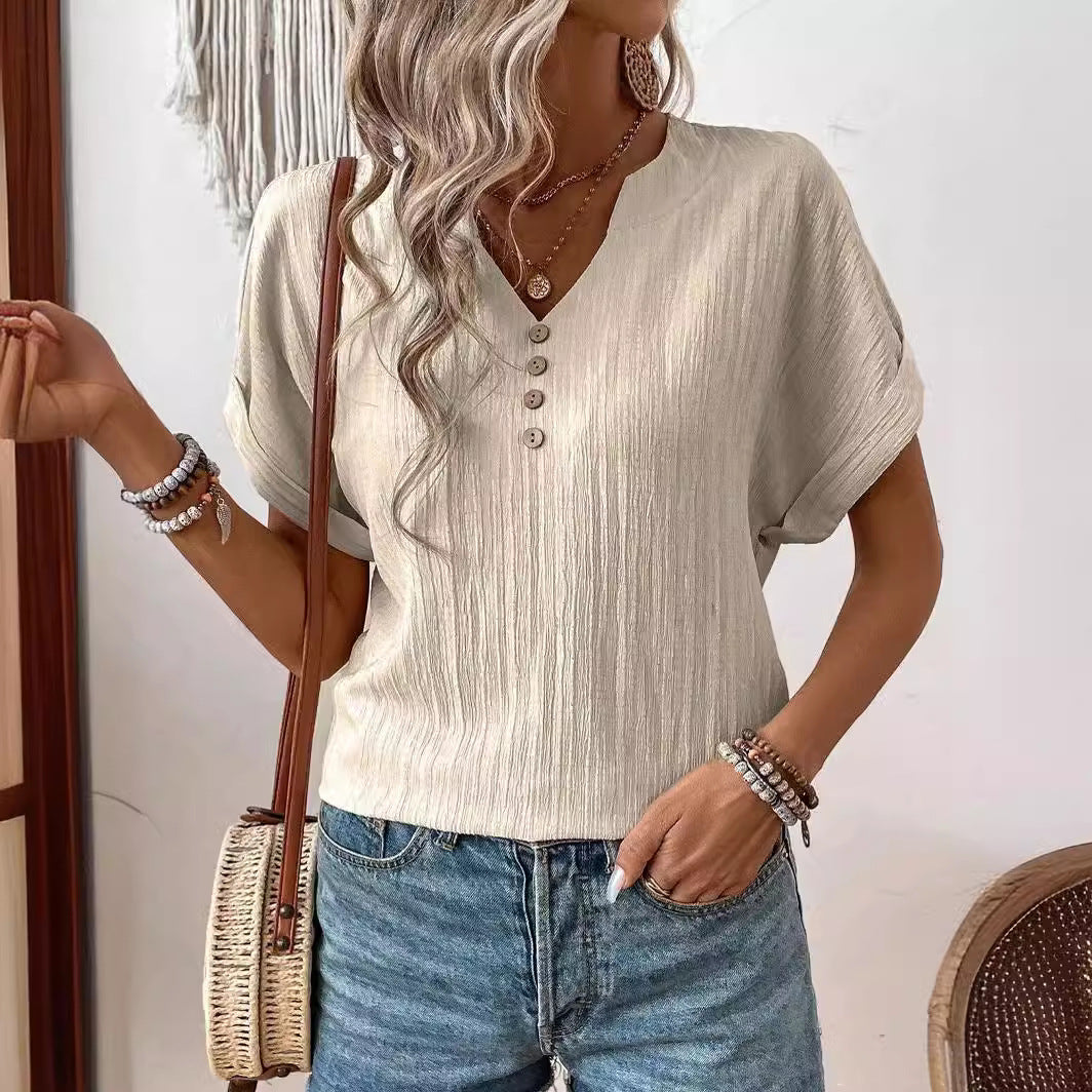 Lässiges Damen Sommerhemd in Apricot mit V-Ausschnitt und Knopfleiste, kurzärmlig, ideal für Freizeit.