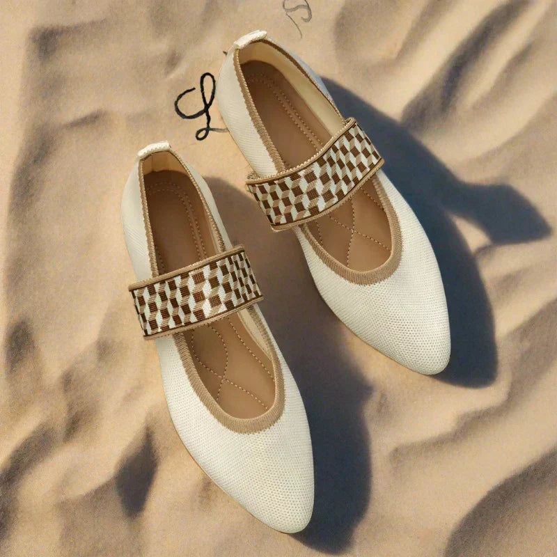 Flache Damenschuhe: Elegante Ballerinas mit Riemen, ideal für leichte Frühlings-Looks.