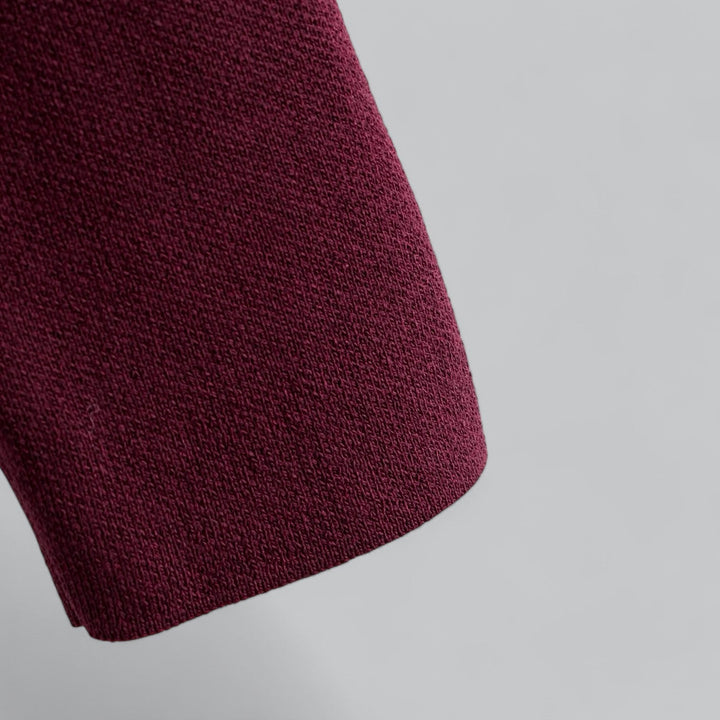 Eleganter Damen Cardigan auf Bügel, bereit für Frühling, minimalistisch und bequem.