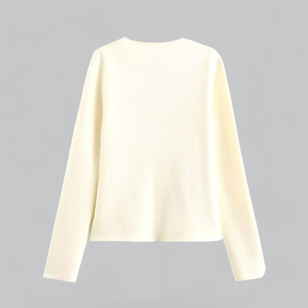 Elegante Frau trägt Damen Frühlings-Cardigan mit Minimal-Knopfleiste, vielseitig für Büro & Freizeit.