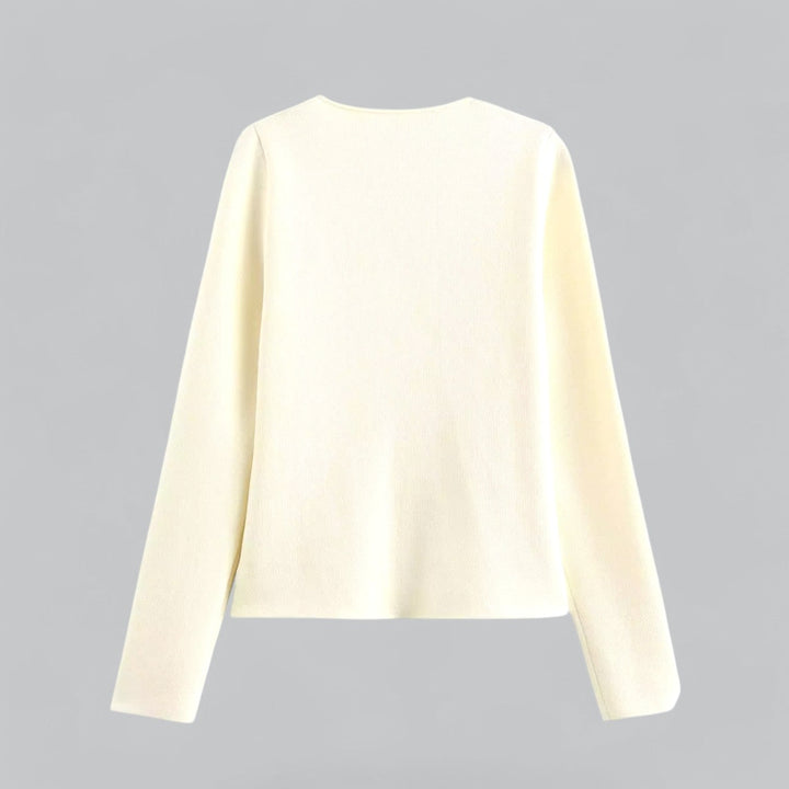 Elegante Frau trägt Damen Frühlings-Cardigan mit Minimal-Knopfleiste, vielseitig für Büro & Freizeit.