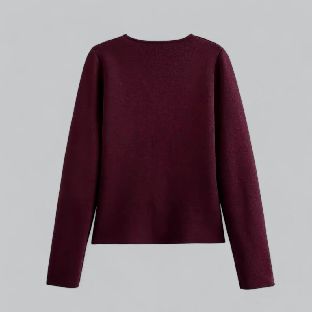 Seitlicher Blick auf den Damen Cardigan, weicher Strick und schmale Silhouette für Frühling.
