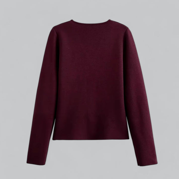 Seitlicher Blick auf den Damen Cardigan, weicher Strick und schmale Silhouette für Frühling.