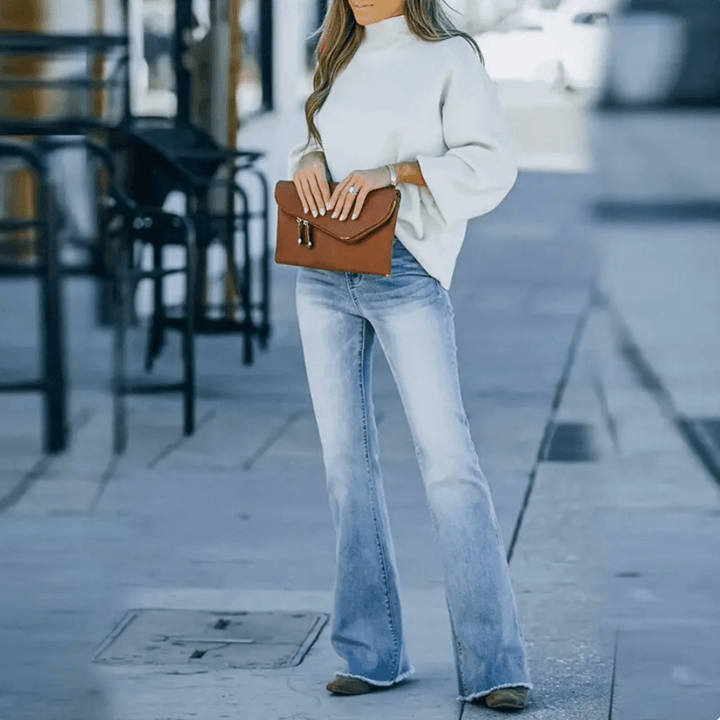 Nahaufnahme der Damen High Waist Jeans mit geradem Bein aus bequemem Denim. Ideal für Alltag und Freizeit im Frühling.
