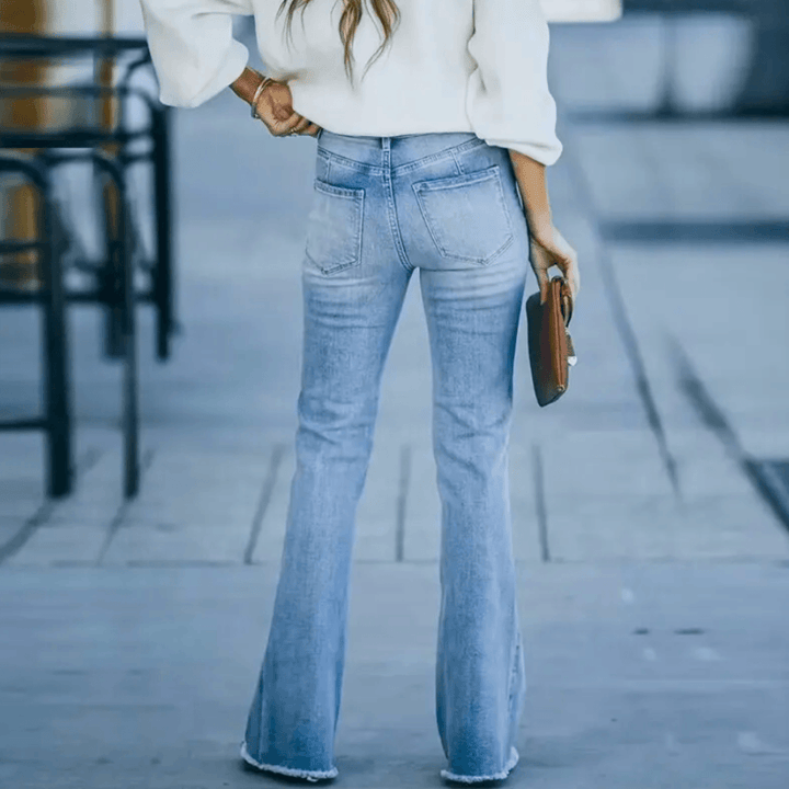 Modell trägt modische Damen Jeans mit hoher Taille und geradem Bein. Bequeme Frühlingsjeans für stilvolle Freizeit-Outfits.