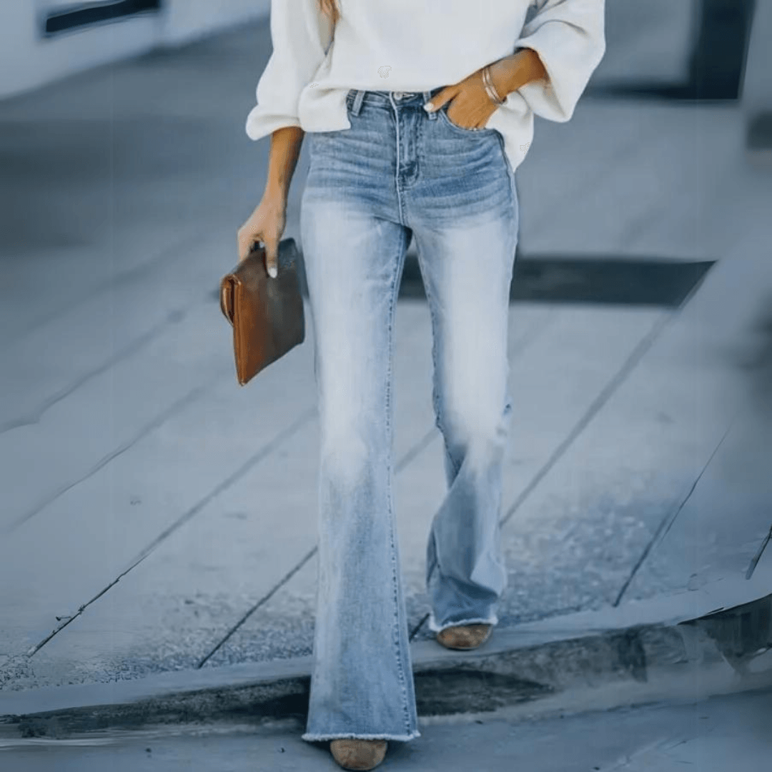 Gefaltete Damen Frühlingsjeans aus Denim, hohe Taille & gerades Bein. Vielseitige Freizeit Jeans für die Frühling Mode Kollektion.