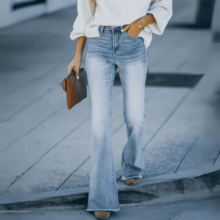 Gefaltete Damen Frühlingsjeans aus Denim, hohe Taille & gerades Bein. Vielseitige Freizeit Jeans für die Frühling Mode Kollektion.