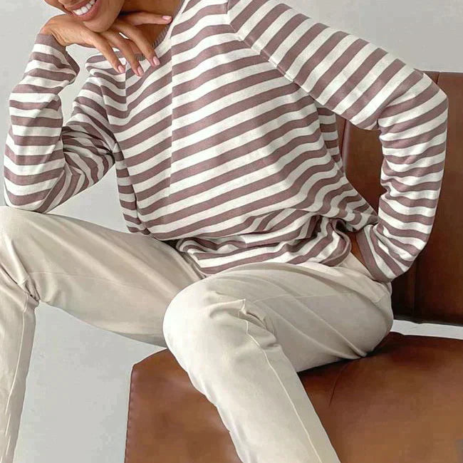 Elegantes Damen Langarmshirt mit feinen Streifen. Vielseitiges Oberteil für Alltag, Freizeit und Frühling.