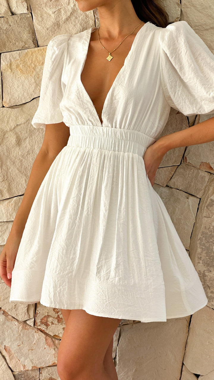 Verspieltes, kurzes Damenkleid mit Puffärmeln; ein leichtes und modisches Freizeitkleid für warme Tage.