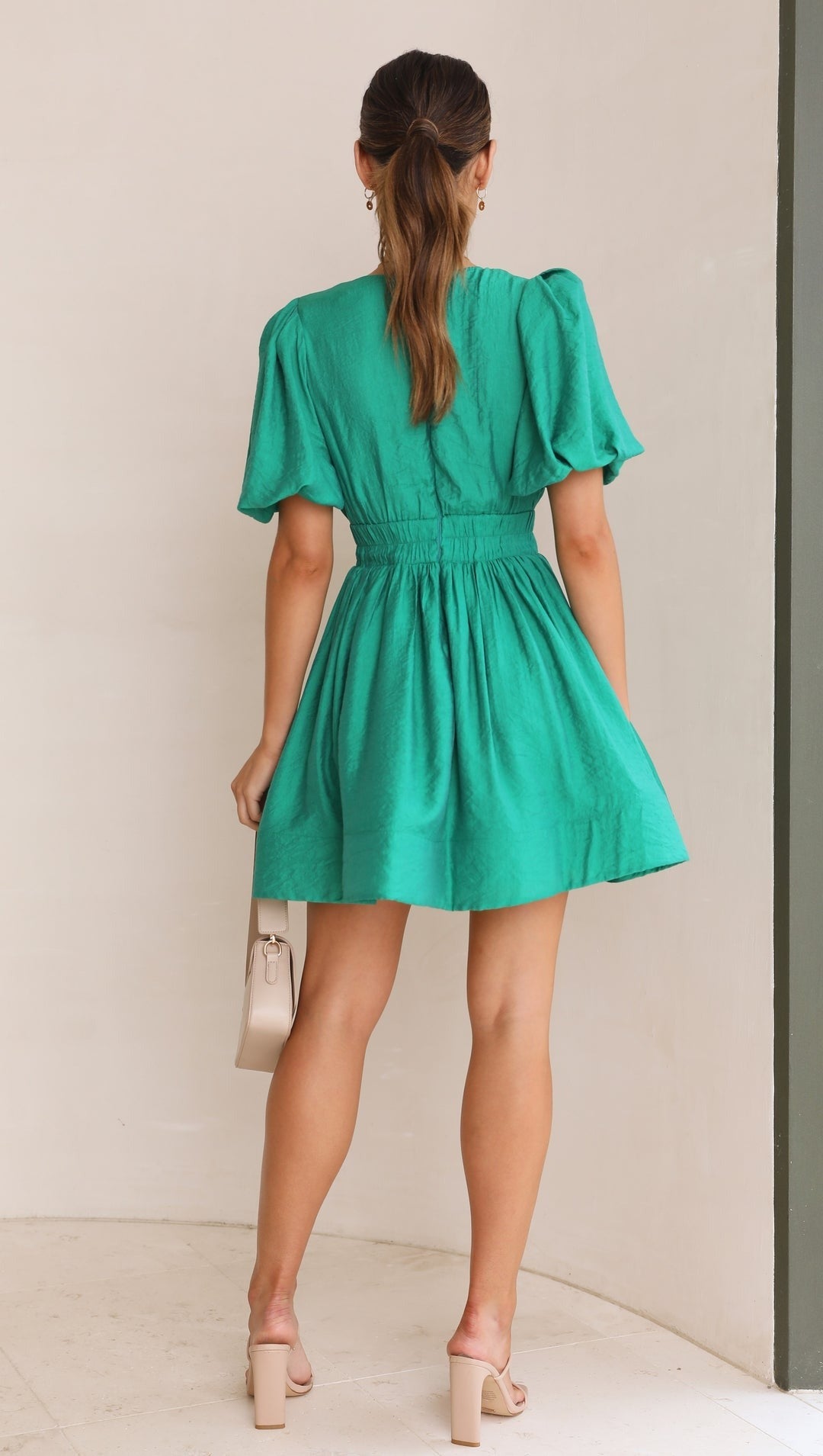 Luftiges Damen-Sommerkleid mit femininen Puffärmeln und Mini-Länge, perfekt für einen entspannten Look.