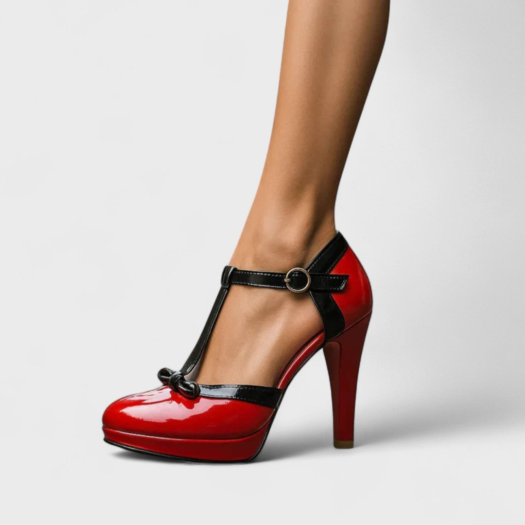 Nahaufnahme der T-Riemchen und Schleife an eleganten Damen Plateau-Pumps, ideal für den Frühling.