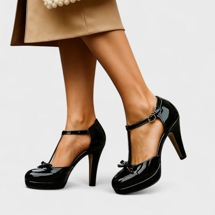Modische Frühlings Plateau-Pumps für Damen mit T-Riemchen und Schleife, vielseitig kombinierbar.