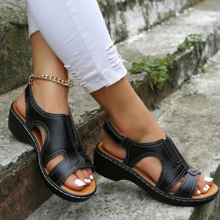 Bequeme Damenschuhe: Moderne Plateau Sandalen mit Cutouts, ideal für Frühling & Sommer.