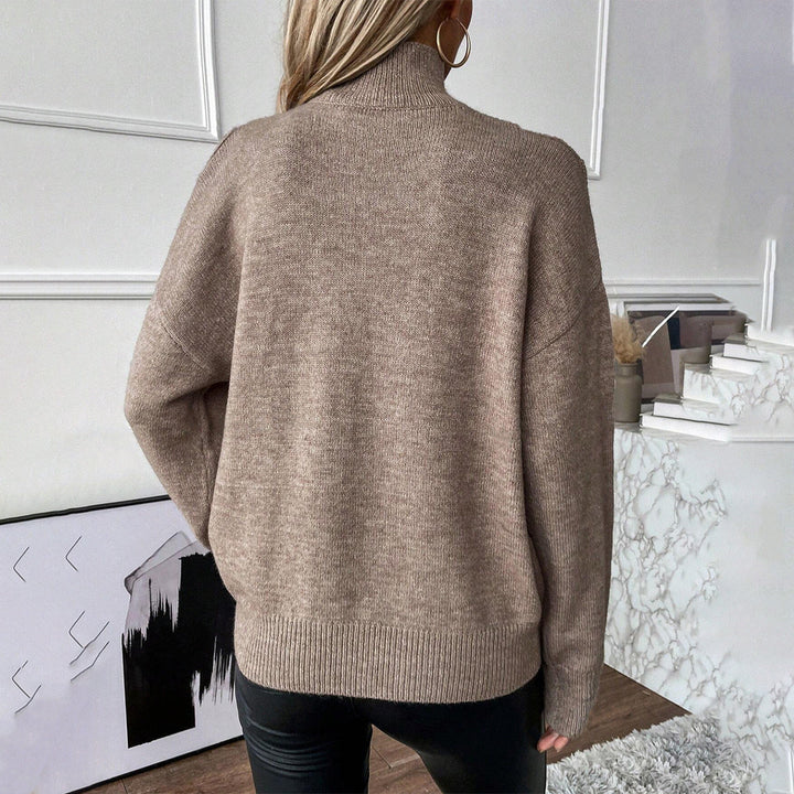 Bequemer Damen Freizeit-Pullover mit Rollkragen und Cut-Out-Schultern, ideal für den Frühling.