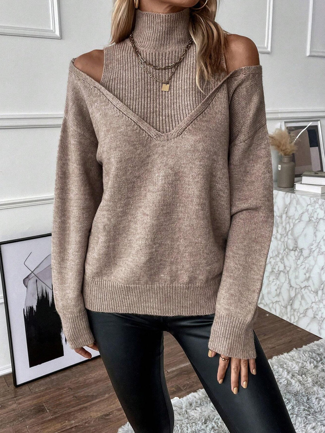 Feinstrick Damen Frühlingspullover mit Rollkragen und raffinierten Cut-Out-Schultern.