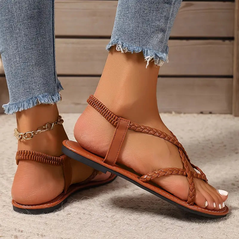 Stylische Frühlingsschuhe: Damen Sandalen mit geflochtenen Akzenten und flachem, leichtem Absatz.