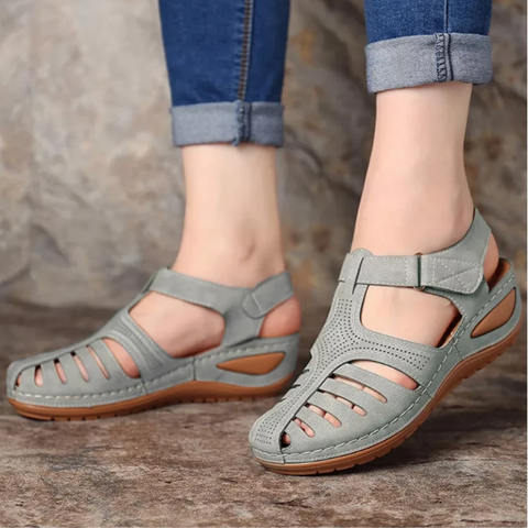 Flache Damen Frühlingssandalen Petra, offene Schuhe mit besonderem Cutout-Design.