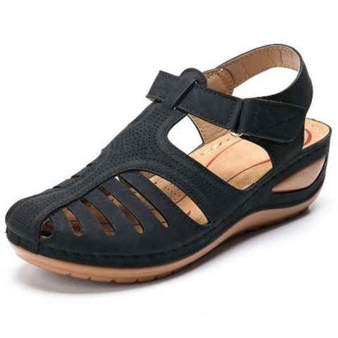 Nahaufnahme der Petra Damen Sandalen, zeigt das elegante Cutout-Design und die bequeme Sohle.