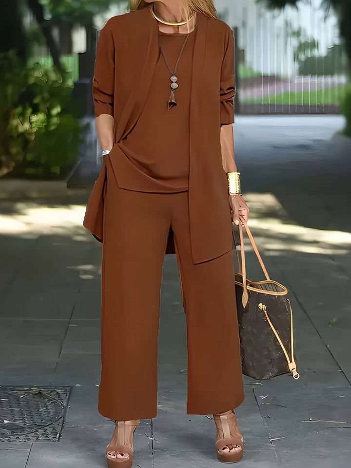 Damen Frühlings-Outfit, dreiteilig: Blazer und Hose. Eleganz und Komfort vereint in einem Set.