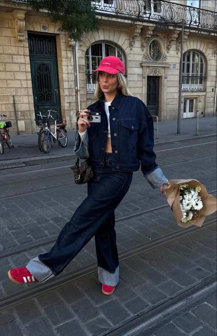 Damen Frühlings-Set: Stilvolle dunkelblaue Cropped-Jacke und bequeme Hose, perfekt für Freizeit & Eleganz.