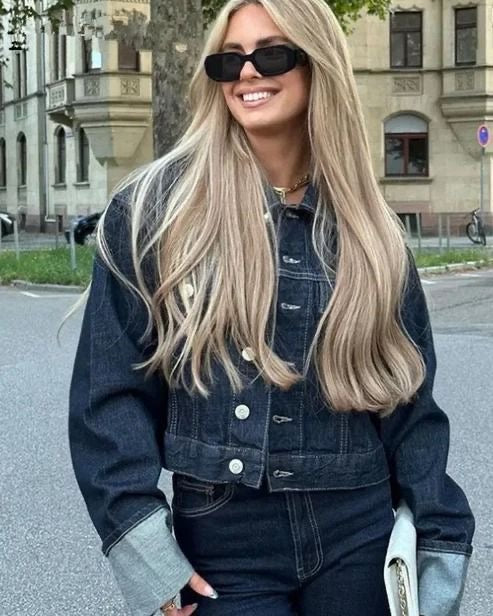 Dunkelblaue Cropped-Jacke: Modische Damen-Jeansjacke aus dem Frühlings-Set, ideal für stilvolle Alltagslooks.