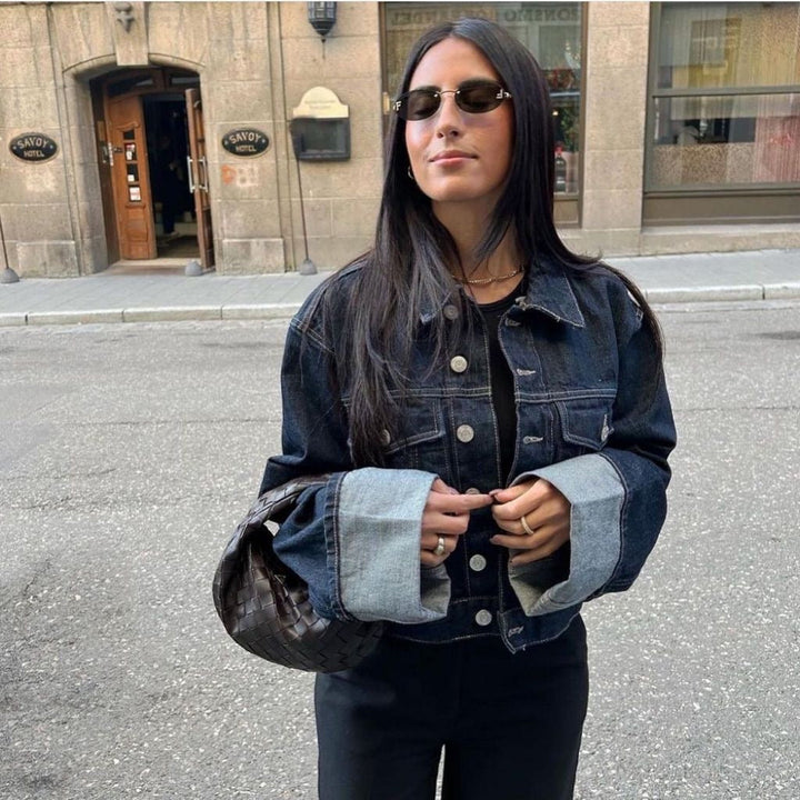 Damen-Outfit Frühling: Zweiteiler in Dunkelblau mit eleganter Cropped-Jacke und komfortabler Hose.