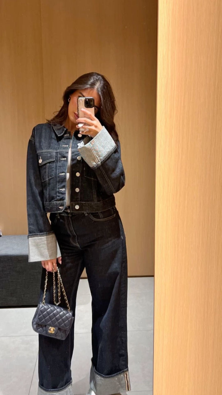 Stilvolles Damen Frühlings-Ensemble: Dunkelblaues Set mit Cropped-Jacke & Hose für moderne Alltagsmode.