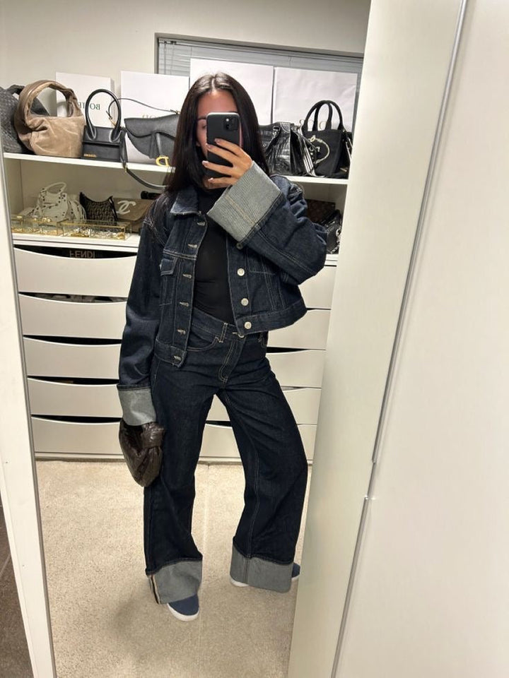 Frühlings-Freizeitkleidung: Dunkelblaues Damen-Set mit Cropped-Jacke und Hose für Eleganz & Komfort.