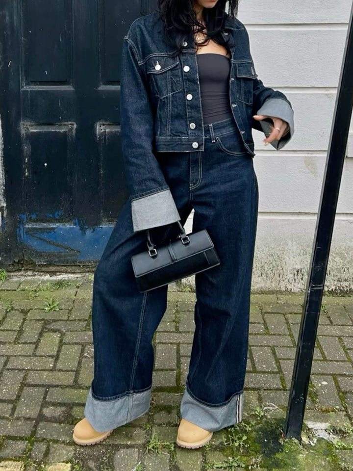 Damenmode Frühling: Dunkelblaues Ensemble mit Cropped-Jacke und Hose für einen stilvollen und bequemen Look.