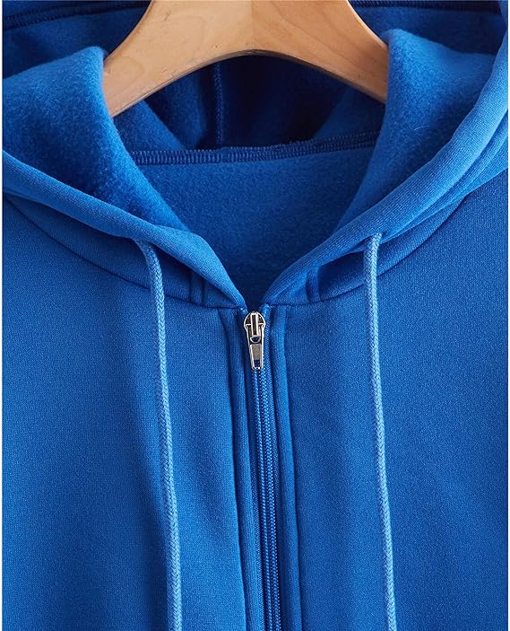 Aktives Model im Damen Reißverschluss-Hoodie. Bequemer Kapuzenpullover für unterwegs.
