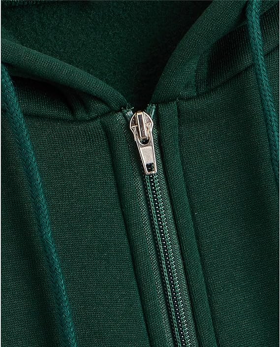 Bequemer Damen Hoodie mit Reißverschluss, entspannt auf einem Sofa präsentiert.