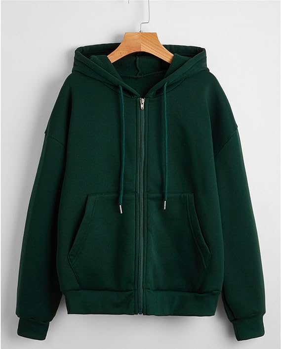 Model trägt bequemen Damen Freizeit-Hoodie mit Reißverschluss. Lässiger Kapuzenpullover.