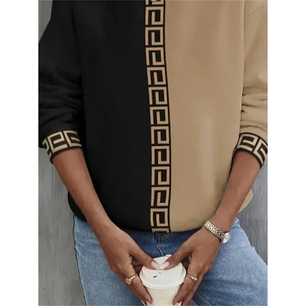 Nahaufnahme des eleganten griechischen Musters und der Schlüsselbordüre am Rundhalsausschnitt des braunen Damen Sweatshirts.