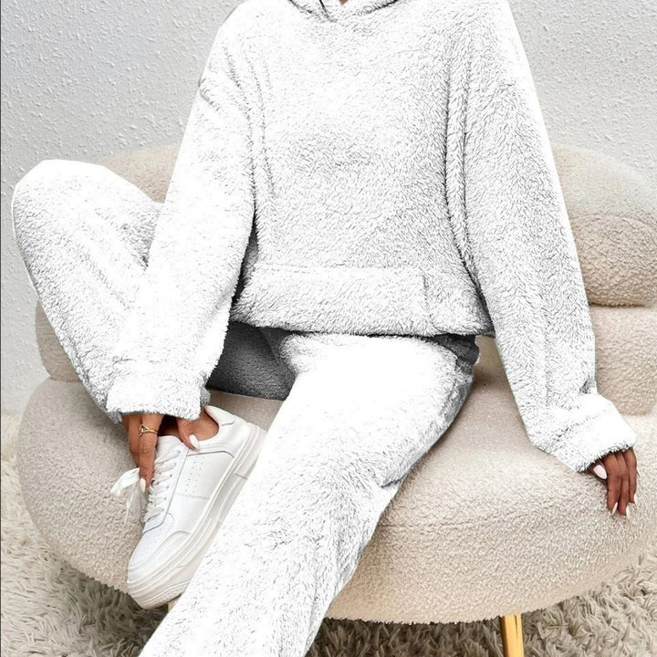 Nahaufnahme der bequemen Jogginghose aus dem Damen Frühlings-Loungewear-Set, perfekt für Zuhause.