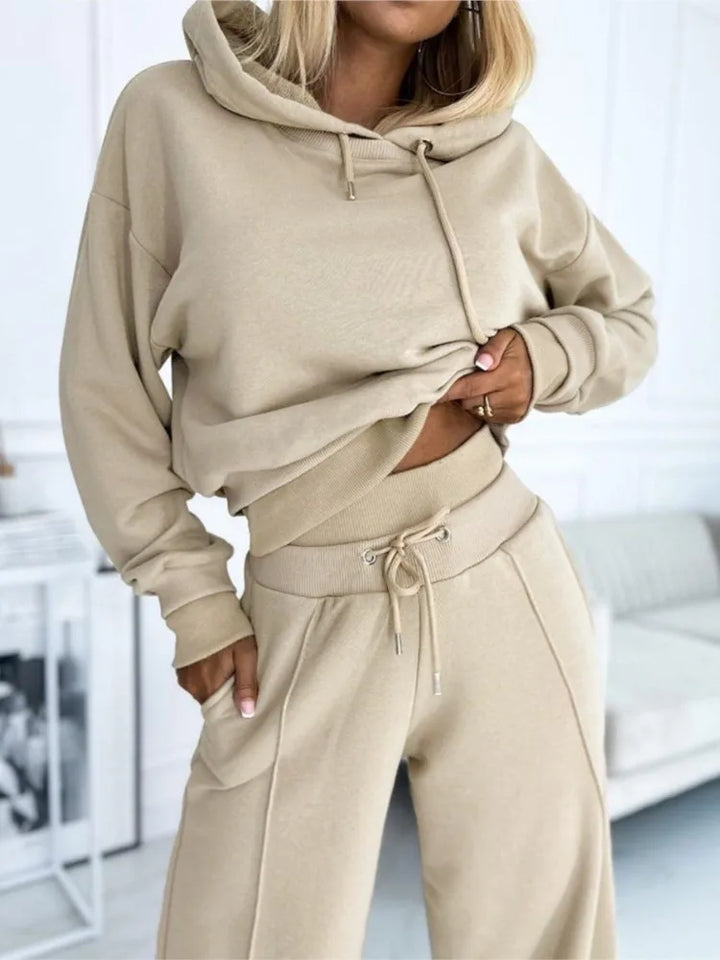 Stilvolles Damen Hoodie Set, gemütlich und modern. Idealer Zweiteiler Freizeitlook mit Kapuzenpullover und Hose.