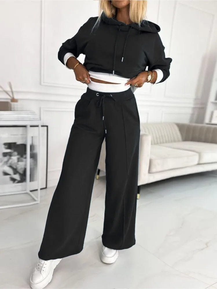 Bequemes Damen Hoodie Set mit Kapuzenpullover und passender Hose. Perfekte Loungewear für Freizeit und Entspannung.