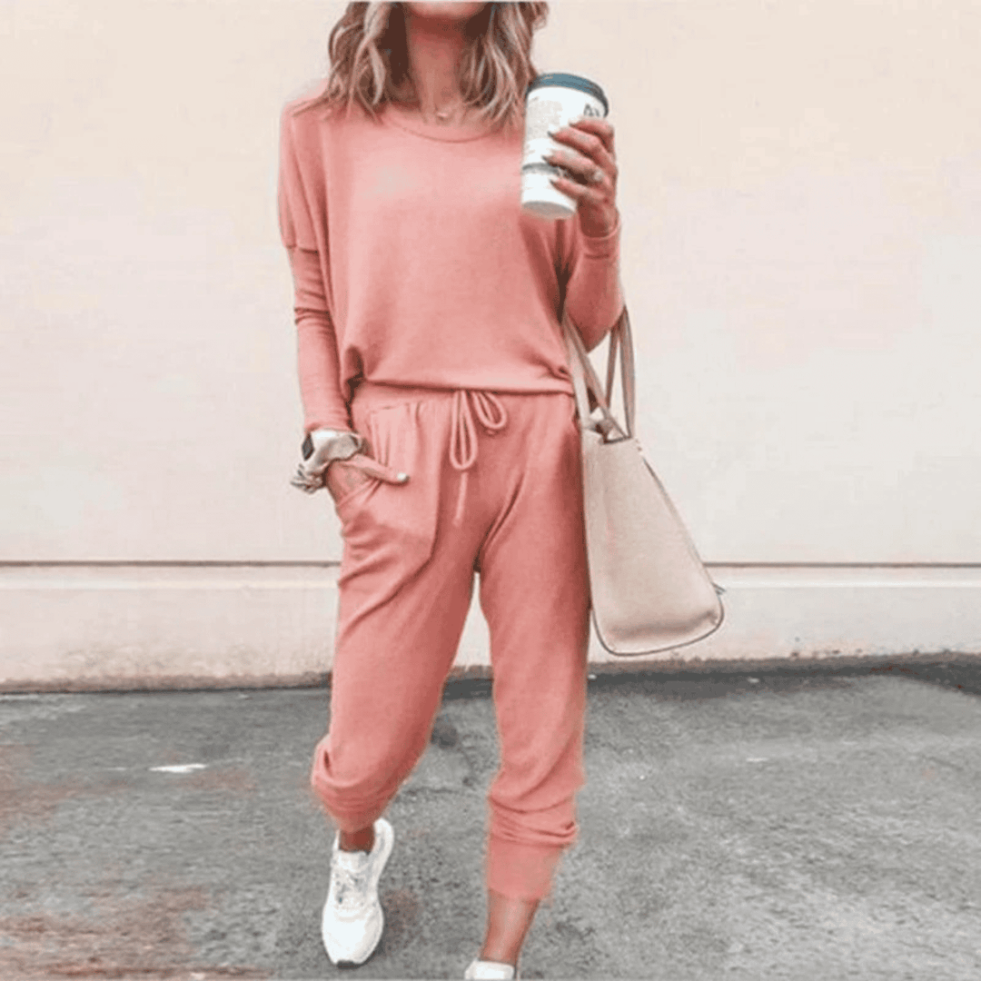 Damen gemütliches zweiteiliges Jogger Lounge Set in Grau, perfekt für Homewear & Athleisure.