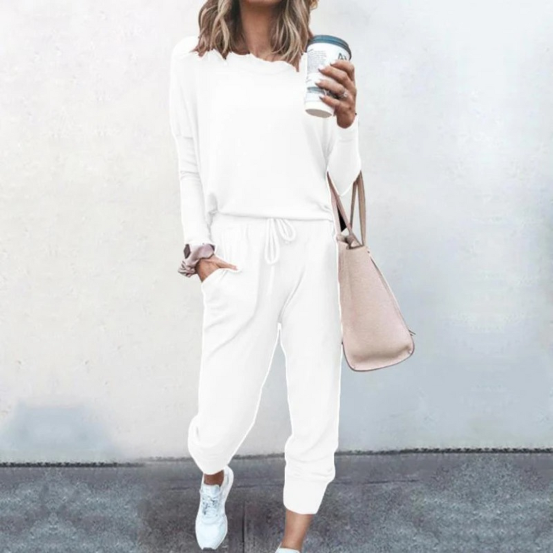 Stylischer Damen Jogginganzug mit bequemen Joggerhosen und Kapuzenpullover, ideal für Freizeit.