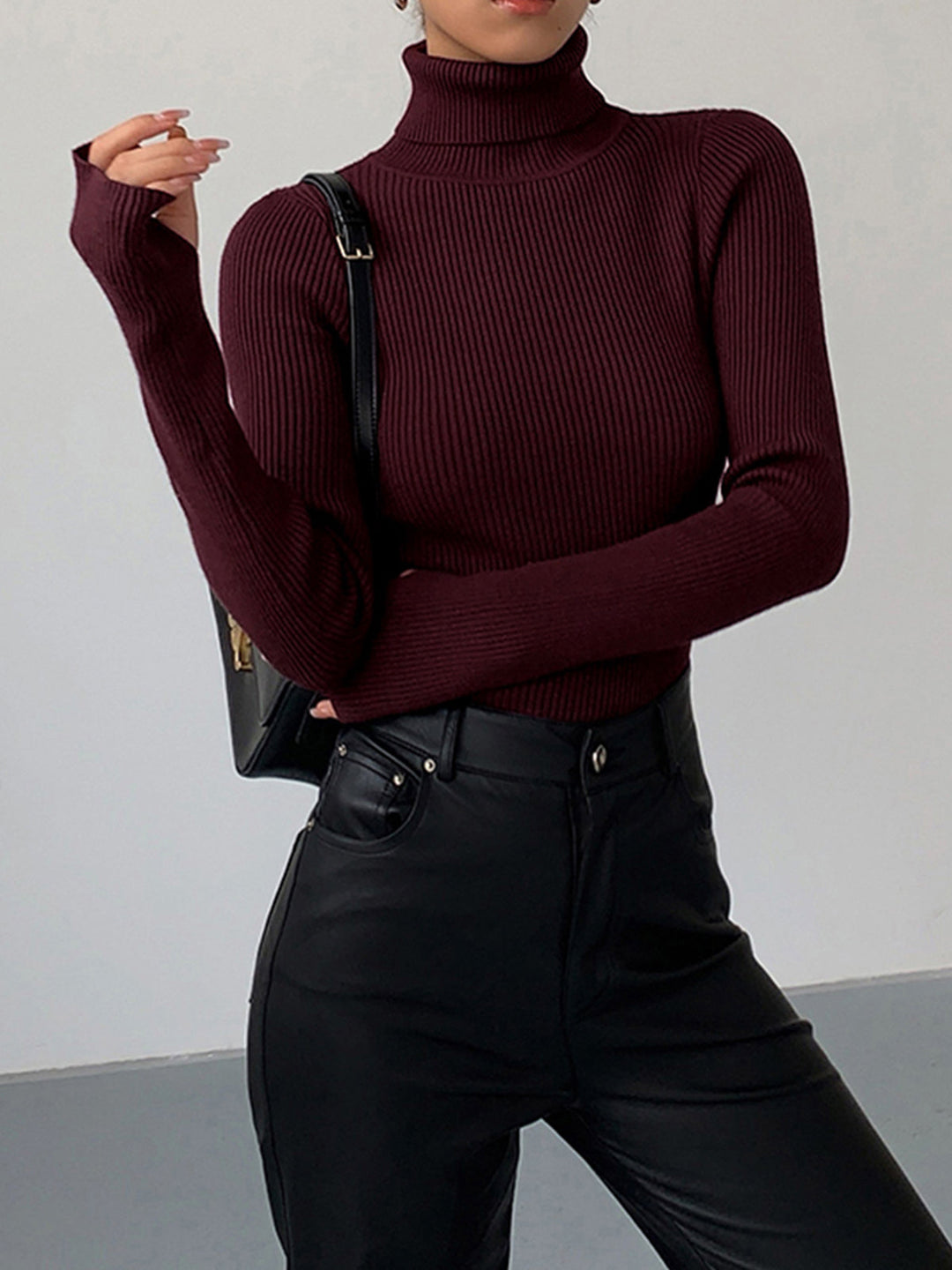 Damen gerippter Rollkragenpullover für stilvolle Frühjahrsmode. Eleganter Strickpullover, bequem & modern.