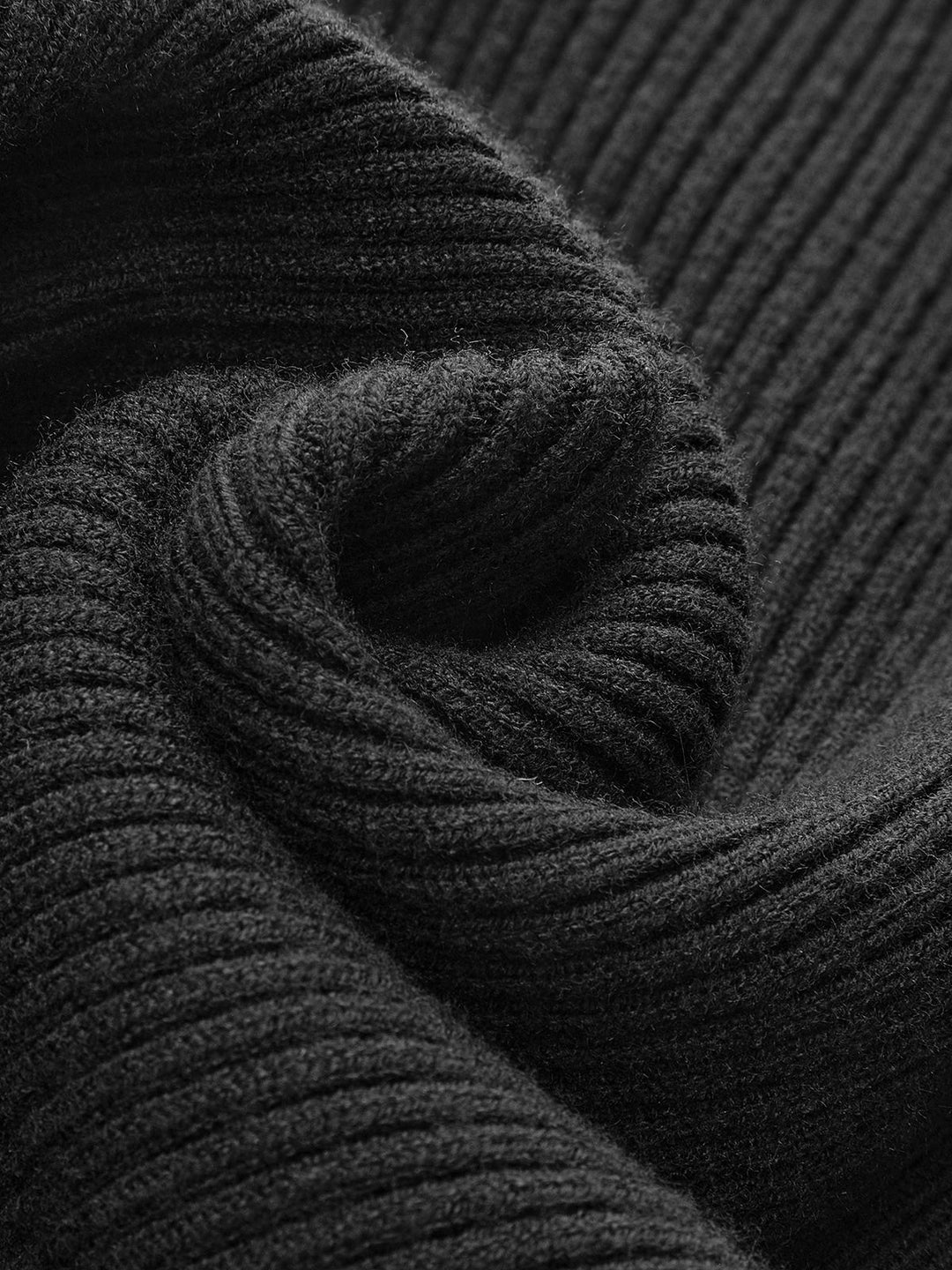 Frau genießt Frühling im gerippten Damen Rollkragenpullover. Bequemer Langarm-Strickpullover für Komfortbekleidung.