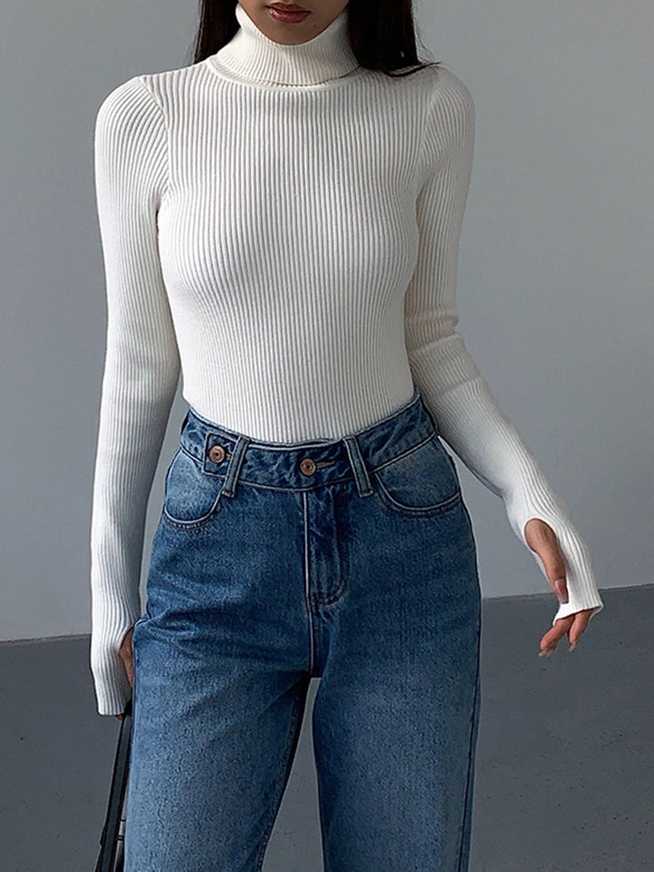 Textur des gerippten Damen Rollkragenpullovers. Feiner Strick, ideal für Frühling, Komfort und elegante Freizeitmode.