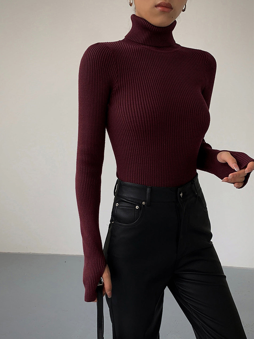 Frühlingstauglicher Damen Rollkragenpullover, gerippt. Leichter Strickpullover für die Übergangszeit, stilvoll & bequem.
