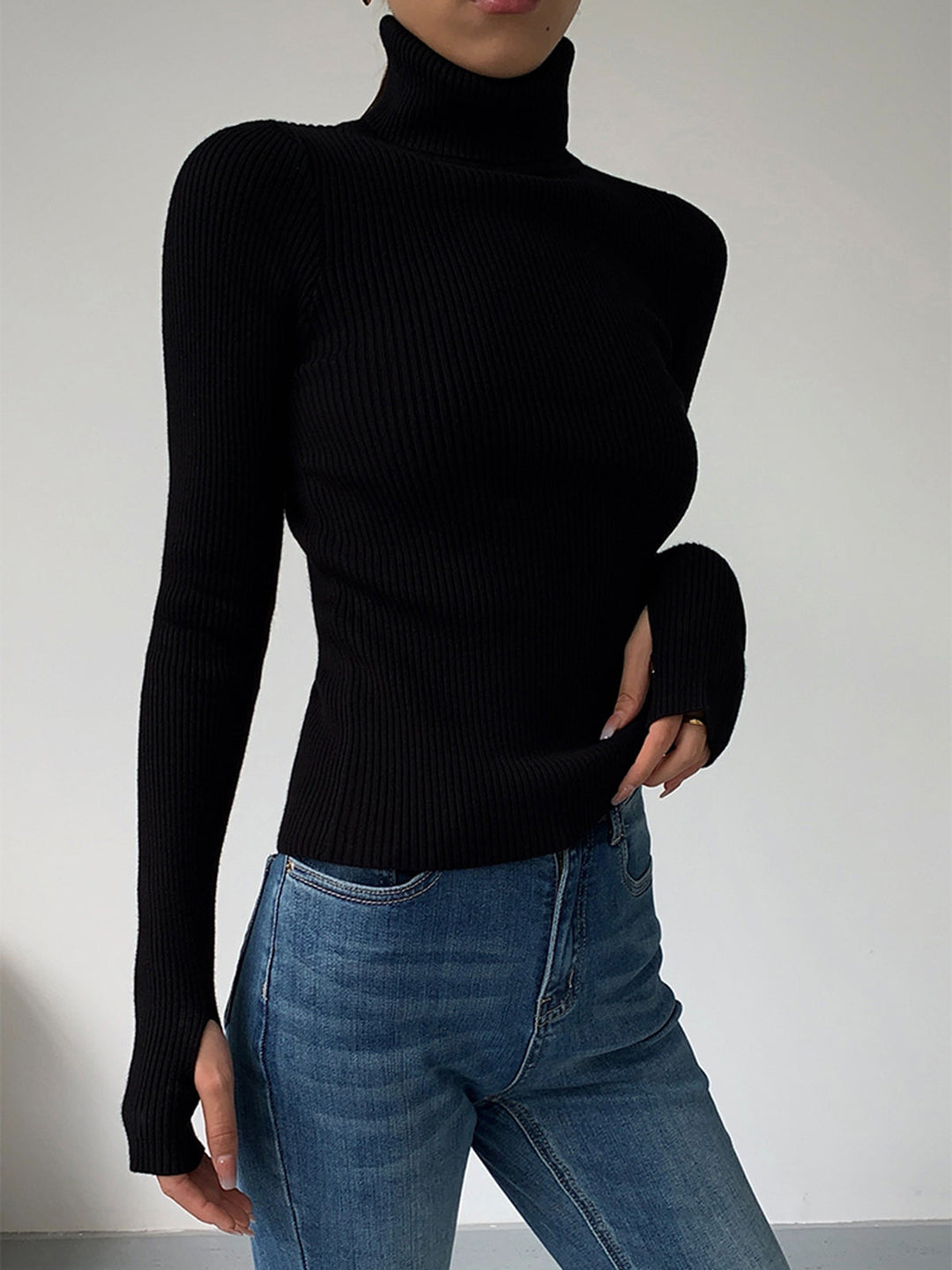 Detailaufnahme: Gerippter Stoff des Damen Rollkragenpullovers. Eng anliegender Strickpullover, ideal für den Frühling.