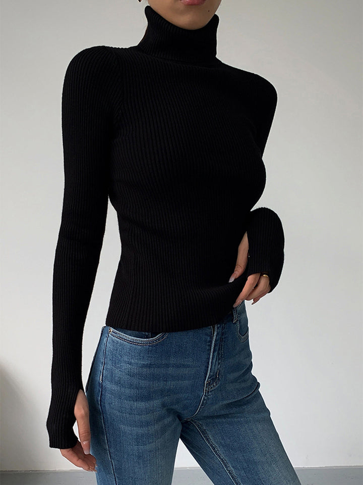 Detailaufnahme: Gerippter Stoff des Damen Rollkragenpullovers. Eng anliegender Strickpullover, ideal für den Frühling.