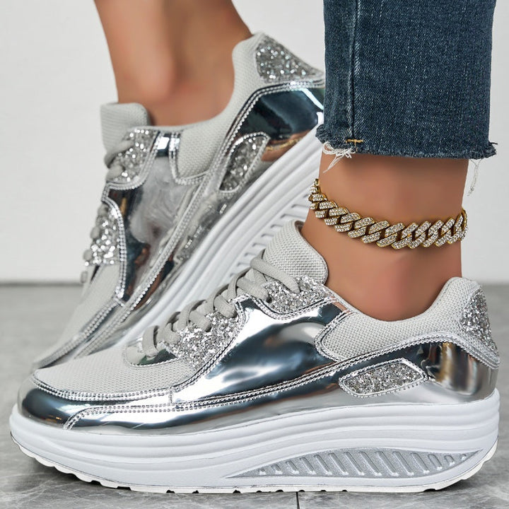 Nahaufnahme der Damen Glitzer Sneaker, funkelndes Obermaterial, modischer Slip-On-Stil.