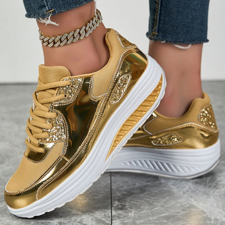 Model trägt Damen Glitzer Sneaker, betont Alltagskomfort und modischen Look der Freizeitschuhe.